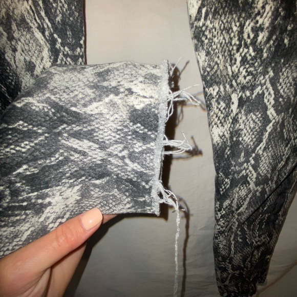 Zara snake skin stretch jean. Size 6. - Picture 4 of 4